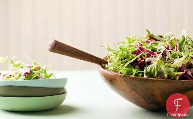 Frisée, Radicchio und Fenchel-Salat mit Senf-Vinaigrette