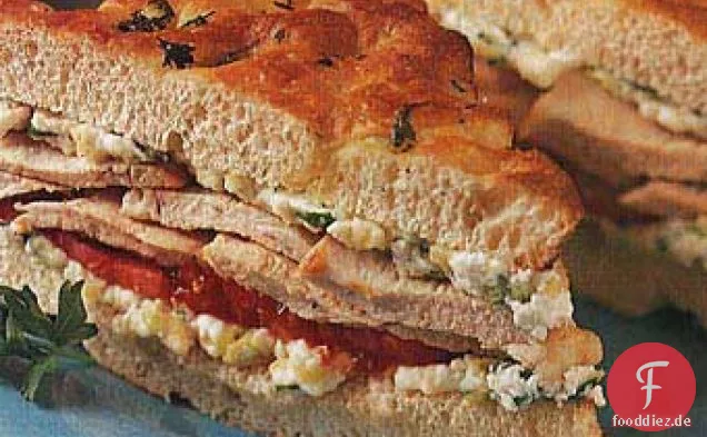 Gebratenes Huhn, Zucchini und Ricotta-Sandwiches auf Focaccia