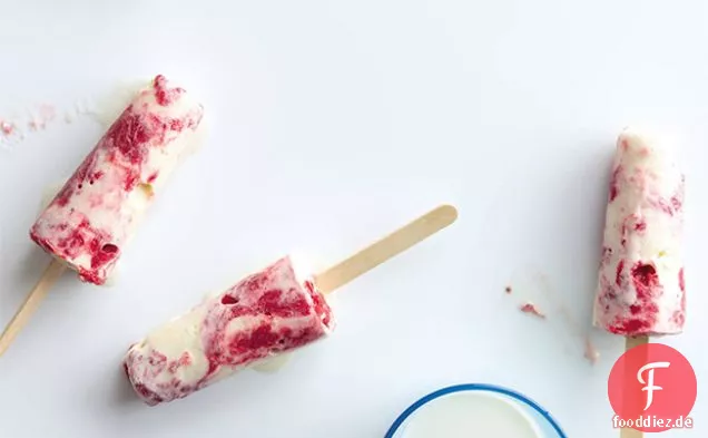 Erdbeere-Vanille wirbelte gefrorene Pops