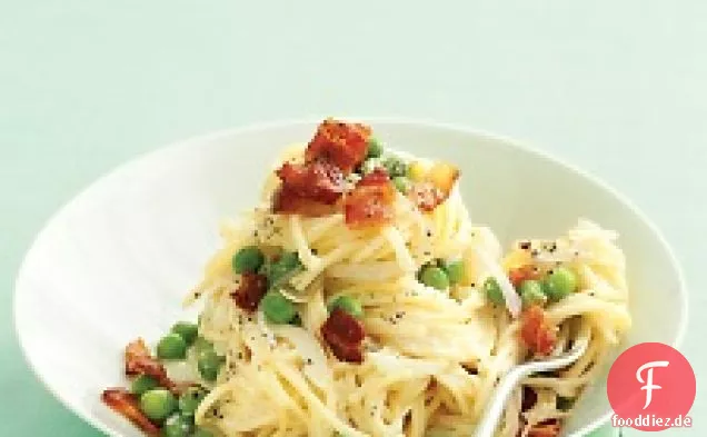 Frische Engelshaarnudeln mit Speck und Erbsen