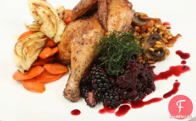 Gebratenes Geflügel, Wildschweinspeck und Pilz-Farro mit gebratenem Fenchel und Karotten