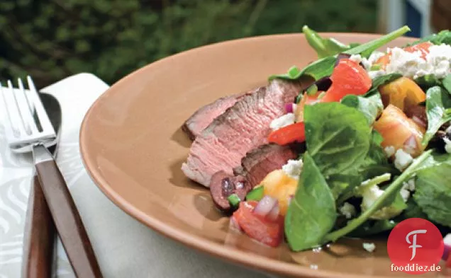 Pfeffer-gegrilltes Steak mit gehacktem Sommersalat