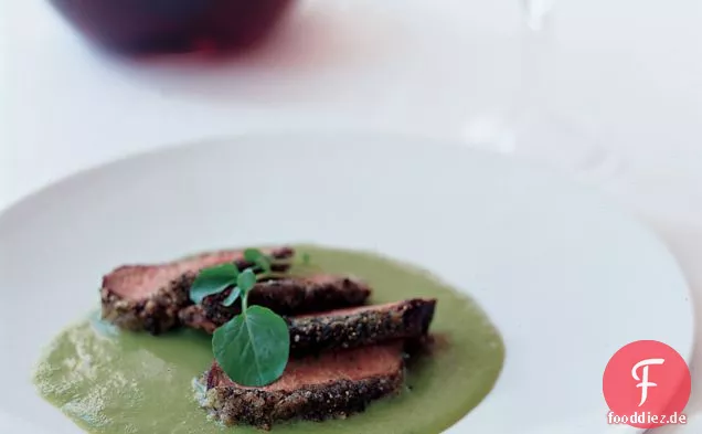 Lamm mariniert in Jasmintee mit Erbsensauce