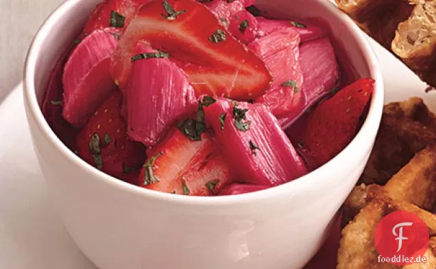 Rhabarber-Erdbeer-Kompott mit frischer Minze
