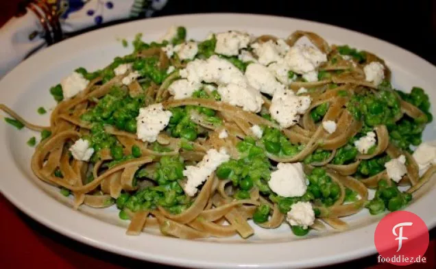 Pasta mit zerschlagenen Erbsen und Ricotta