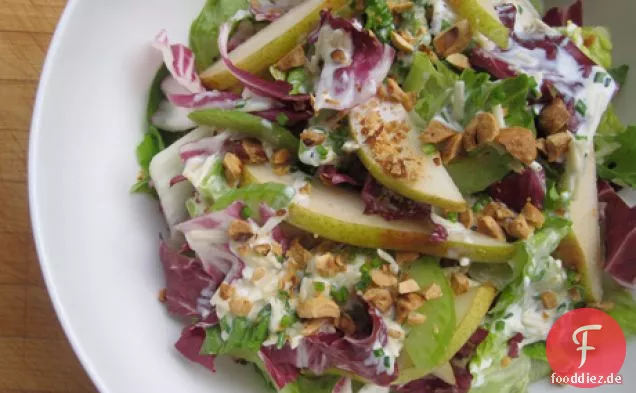 Knuspriger Gemüsesalat mit Birnen und cremigem Cheddar-Dressing