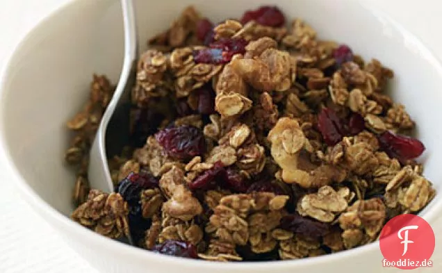 Ahorn-Walnuss-Müsli mit getrockneten Preiselbeeren