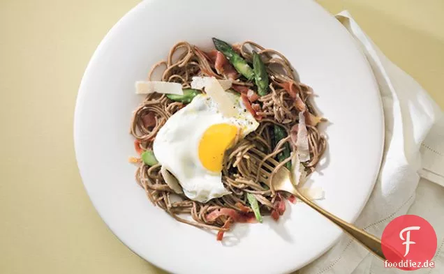 Soba-Nudeln mit Ei belegt mit Spargel und Schinken