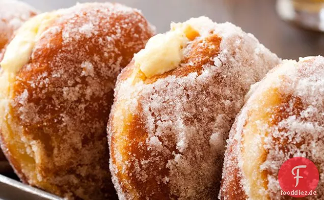 Mit Vanillecreme gefüllte Donuts