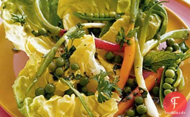 Salat aus Frühlingsgemüse mit grüner Erbsenvinaigrette
