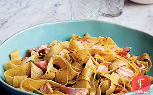 Pappardelle mit Lachs und Erbsen in Pesto-Sahnesauce