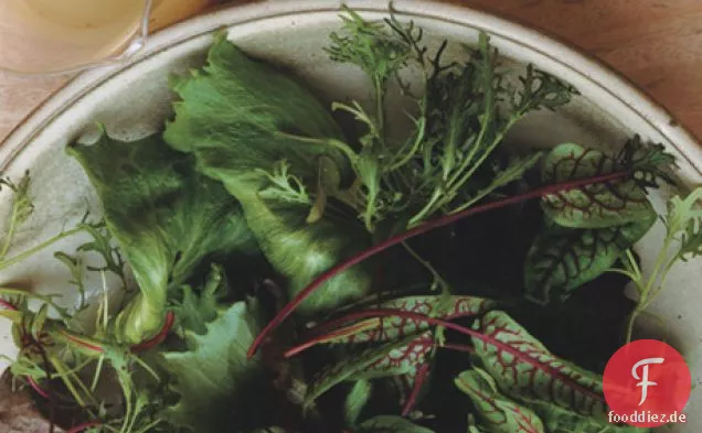 Grüner Salat mit Senfvinaigrette