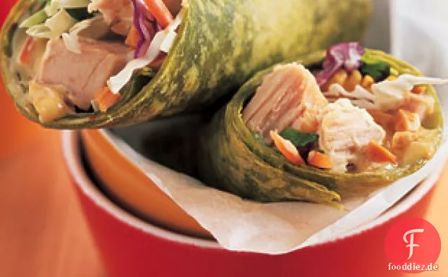 Türkei-Wraps mit Curry-Chutney, Mayonnaise und Erdnüssen