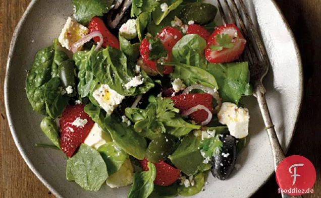 Eingelegte Feta- und Cerignola-Oliven mit Erdbeeren