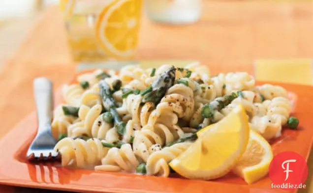 Pasta mit Zitronenrahmsauce, Spargel und Erbsen