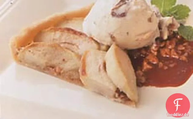 Warmer Apfelkuchen mit Datteleis und Rotwein-Karamell-Sauce