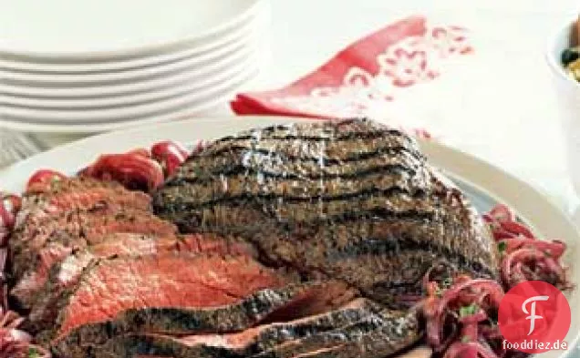 Gegrilltes Tri-Tip mit karamellisierten roten Zwiebeln