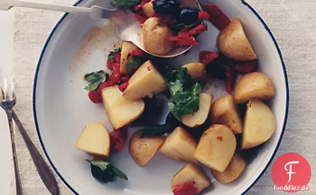 Kartoffelsalat mit Oliven und Paprika