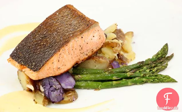 Knusprig-Haut König Lachs mit geröstetem Spargel, Fingerling Kartoffeln und Sauce Hollandaise