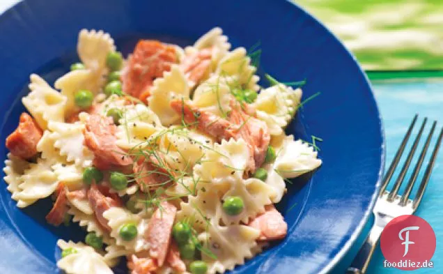 Cremige Farfalle mit Lachs und Erbsen