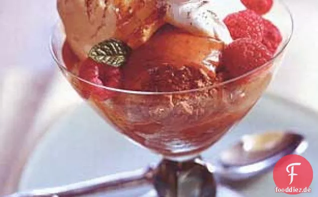 Mokka Eisbecher mit Kaffee-Karamell-Sauce