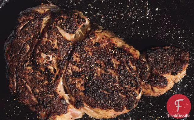 Gebratene Rib-Eye-Steaks mit Steinpilzen und Rosmarin reiben