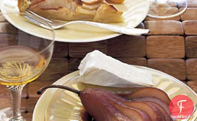 Wein- und Zitrusfrüchte-pochierte Birnen mit Triple-Crème-Käse