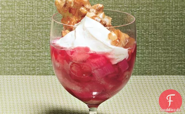 Warmes Rhabarberkompott mit Walnuss-Kokos-Crunch