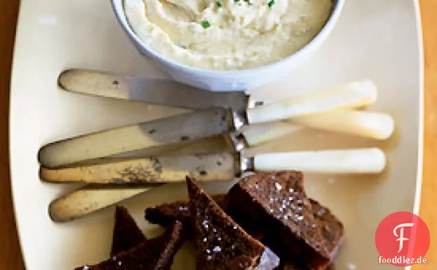 Camembert-Kümmelaufstrich auf Pumpernickel-Toast