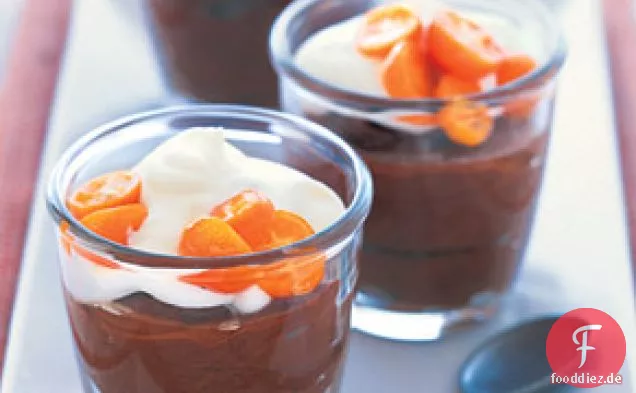 Dunkles Schokoladenmousse mit gezuckerten Kumquats