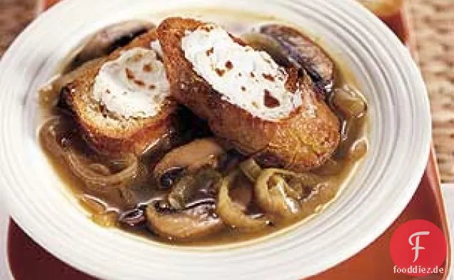 Karamellisierte Zwiebel-Portobello-Pilzsuppe mit Ziegenkäse-Croutons