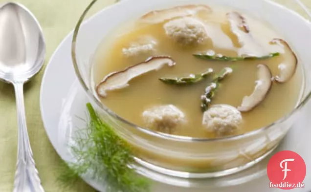 Hühnersuppe mit Spargel und Shiitakes, serviert mit gerösteten Fenchel-Matzoh-Bällchen
