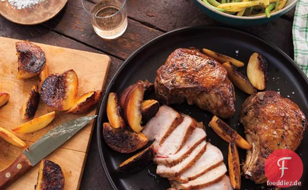 Gegrillte Schweinekoteletts mit Pfirsichen und grünen Bohnen