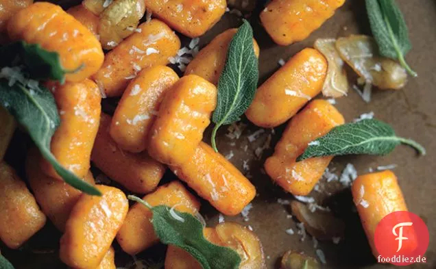 Süßkartoffel-Gnocchi mit gebratenem Salbei und rasierten Kastanien