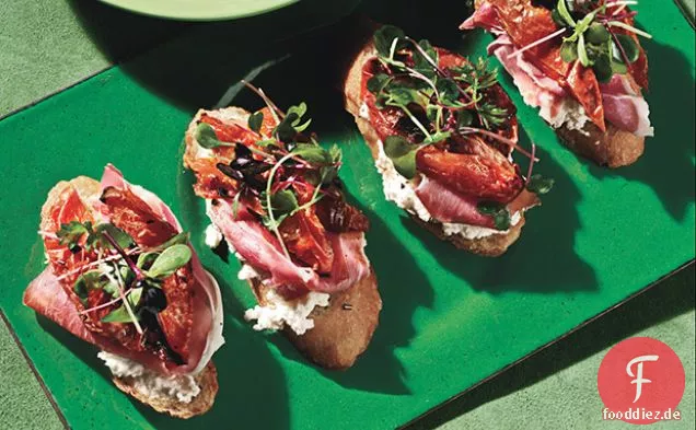 Bruschetta mit Rosmarin, gerösteten Pflaumentomaten, Ricotta und Schinken