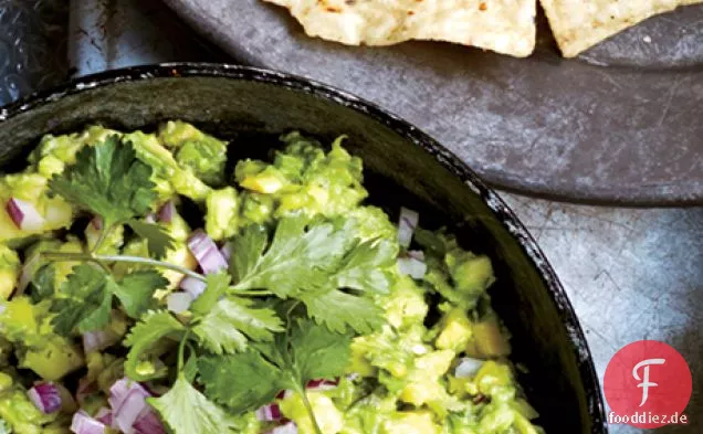 Sellerie-Spiked Guacamole mit Chilis