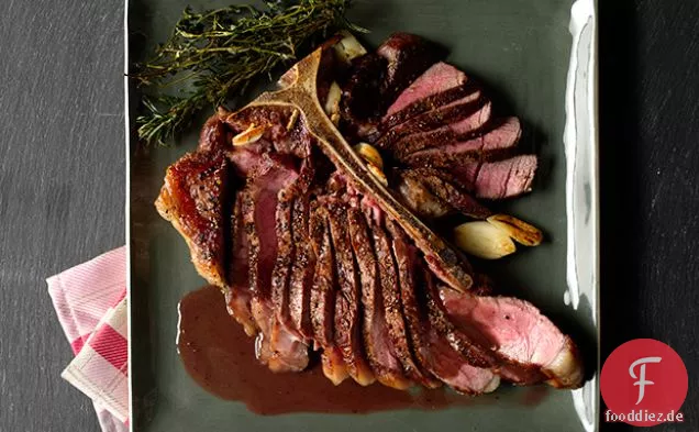 Toskanisches Porterhouse Steak mit Rotwein-Peppercorn Jus