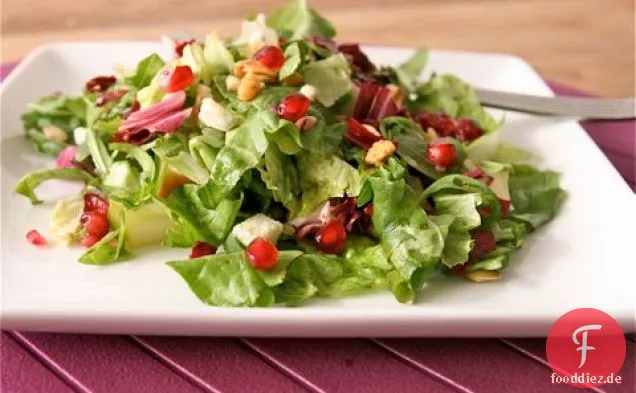 Radicchio-Salat Mit Walnüssen Und Granatapfel