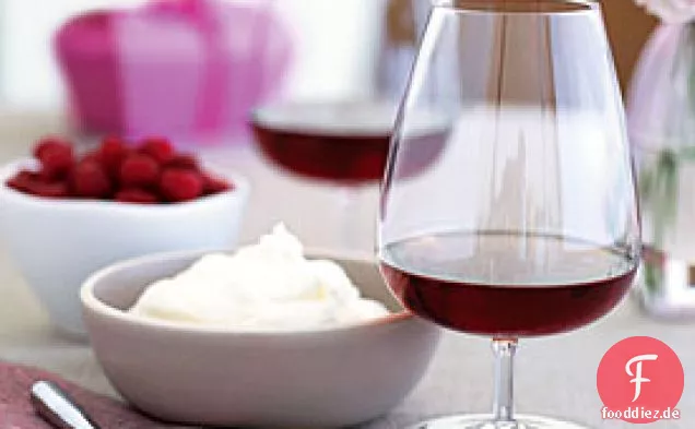 Berry-Brandy Toddies mit Himbeeren und Sahne