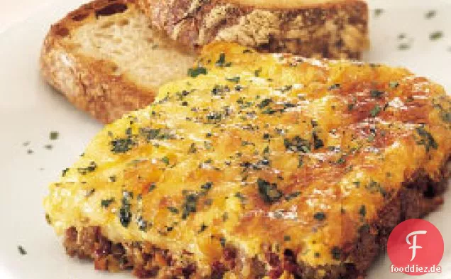 Wurst-Ei-Auflauf mit sonnengetrockneten Tomaten und Mozzarella