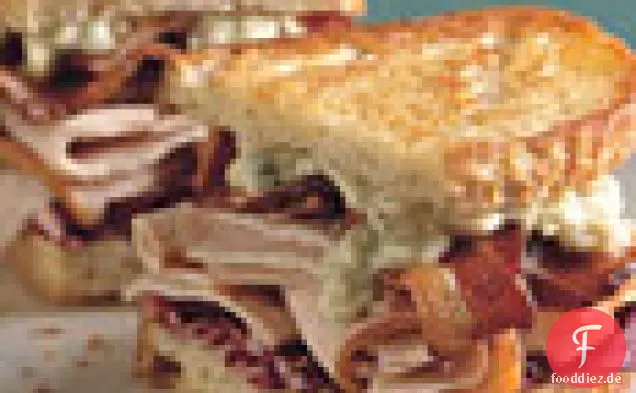 Gegrillter Truthahn, Speck, Radicchio und Blauschimmelkäse-Sandwiches
