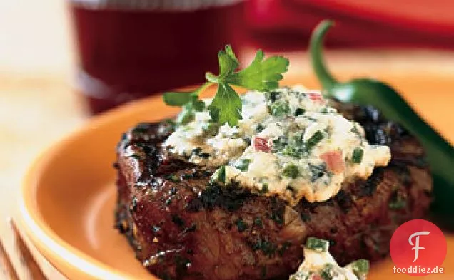 Gegrillte Steaks mit Blauschimmelkäse und Chilis