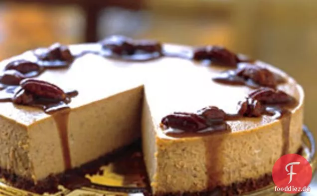 Gewürzter Kürbis-Käsekuchen mit Karamell-Bourbon-Sauce