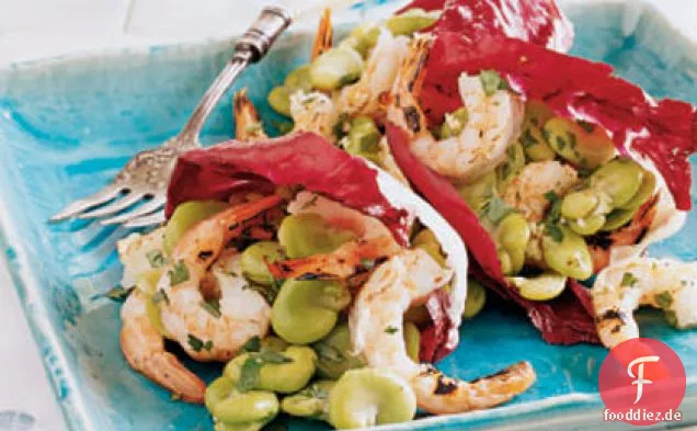 Fava Bohnen und gegrillte Garnelen Salat in Radicchio Tassen