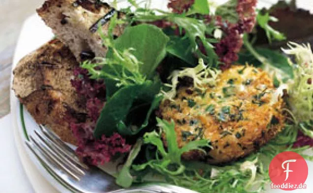 Warmer Ziegenkäsesalat mit gegrilltem Olivenbrot