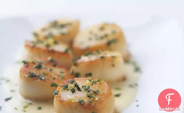 Jakobsmuscheln mit Cilantro Gremolata und Ingwer Limette Beurre Blanc