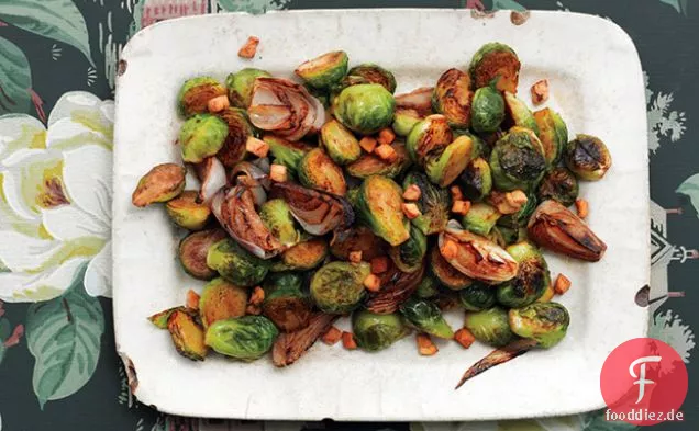Rosenkohl mit Schalotten und Salz Schweinefleisch
