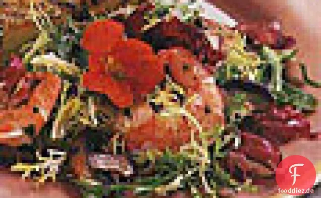 Frisée, Radicchio und gemischter grüner Salat mit Garnelen und Pilzen