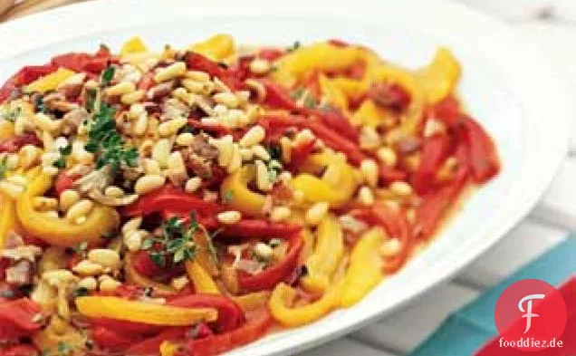 Gerösteter roter Pfeffersalat mit Speckdressing und Pinienkernen