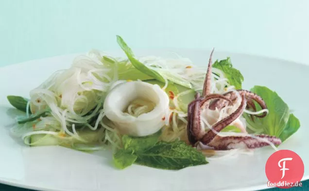 Südostasiatische Reisnudeln mit Calamari und Kräutern